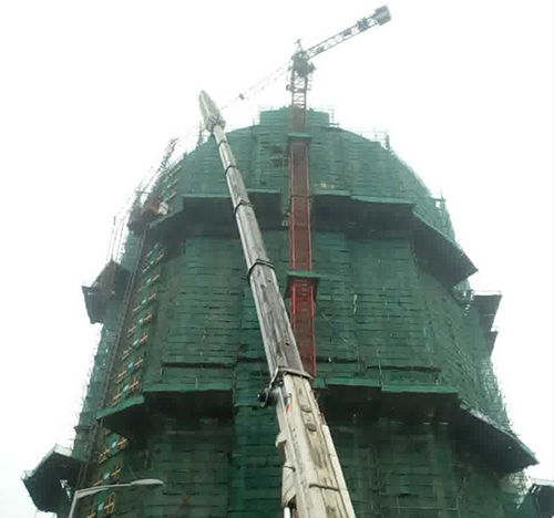 深泽吊车在工地上作业